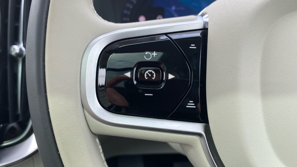 Volvo XC90 2.0 T8 PHEV Ultra Dark 5dr AWD Geartronic Estate - Image 29