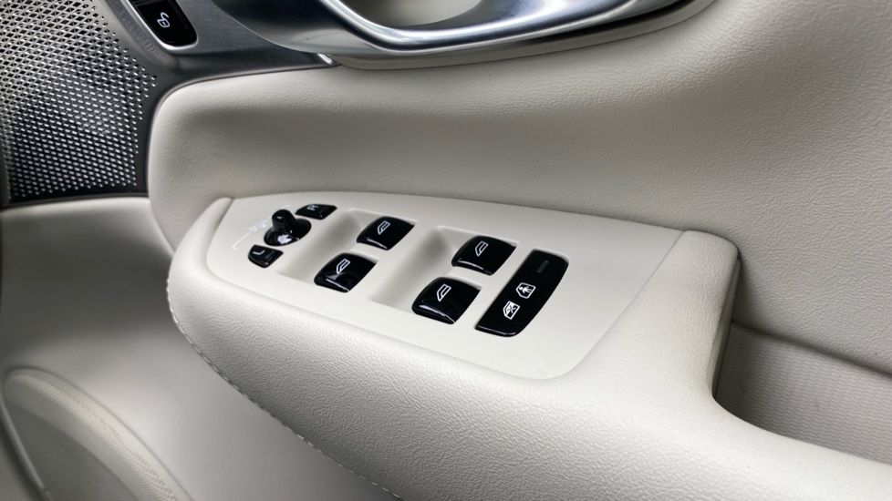 Volvo XC90 2.0 T8 PHEV Ultra Dark 5dr AWD Geartronic Estate - Image 36