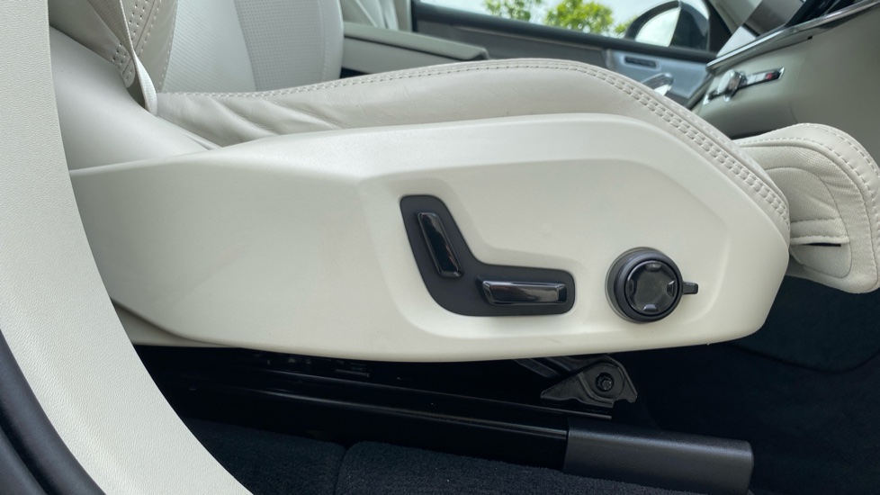 Volvo XC90 2.0 T8 PHEV Ultra Dark 5dr AWD Geartronic Estate - Image 38