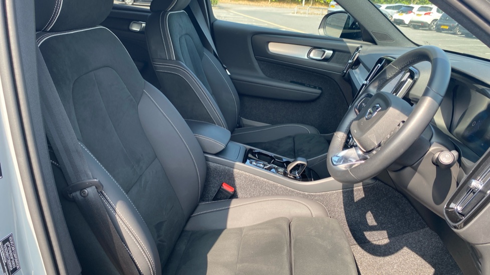 Volvo XC40 2.0 B4P Plus Black Edition 5dr Auto Petrol Estate - Image 37