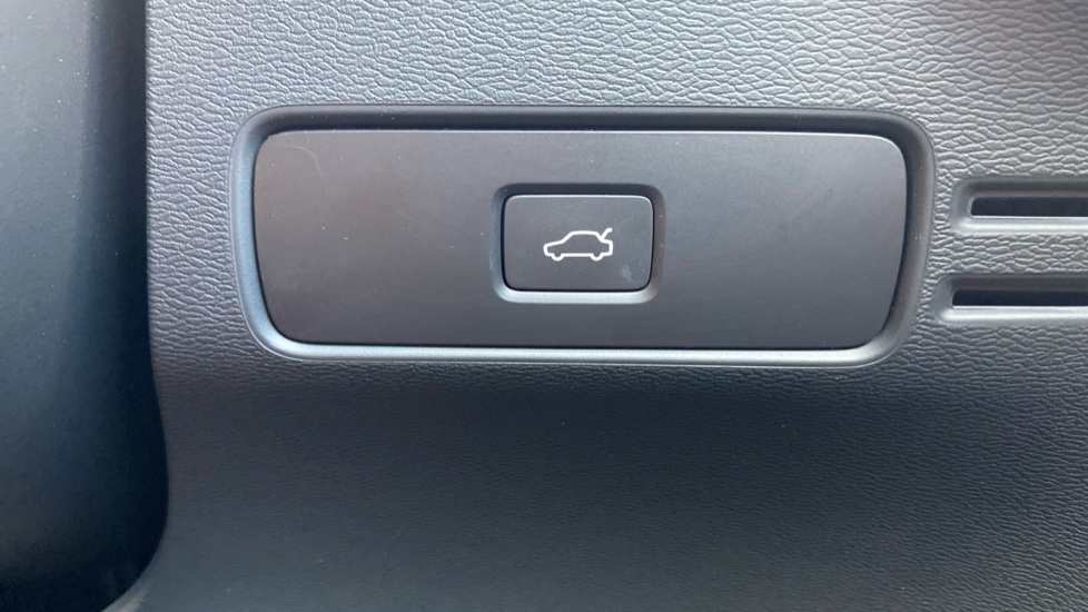 Volvo XC40 2.0 B4P Plus Black Edition 5dr Auto Petrol Estate - Image 35