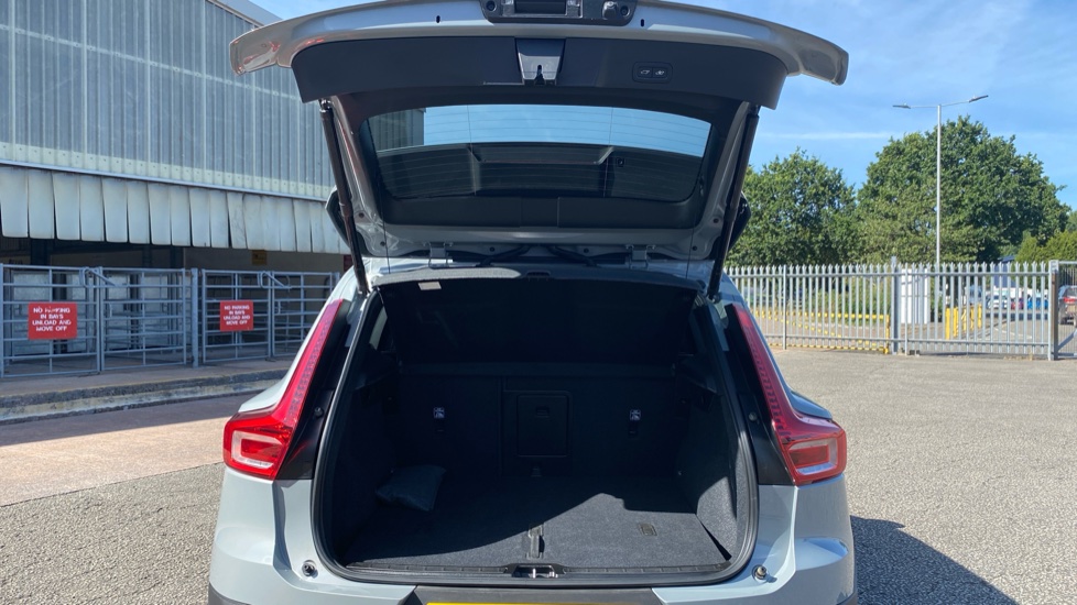 Volvo XC40 2.0 B4P Plus Dark 5dr Auto Petrol Estate - Image 13
