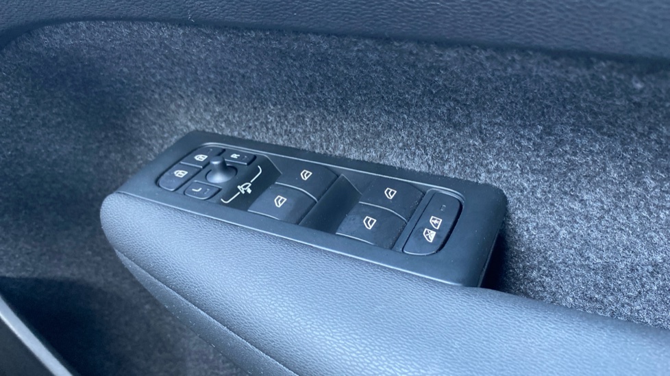 Volvo XC40 2.0 B4P Plus Dark 5dr Auto Petrol Estate - Image 32