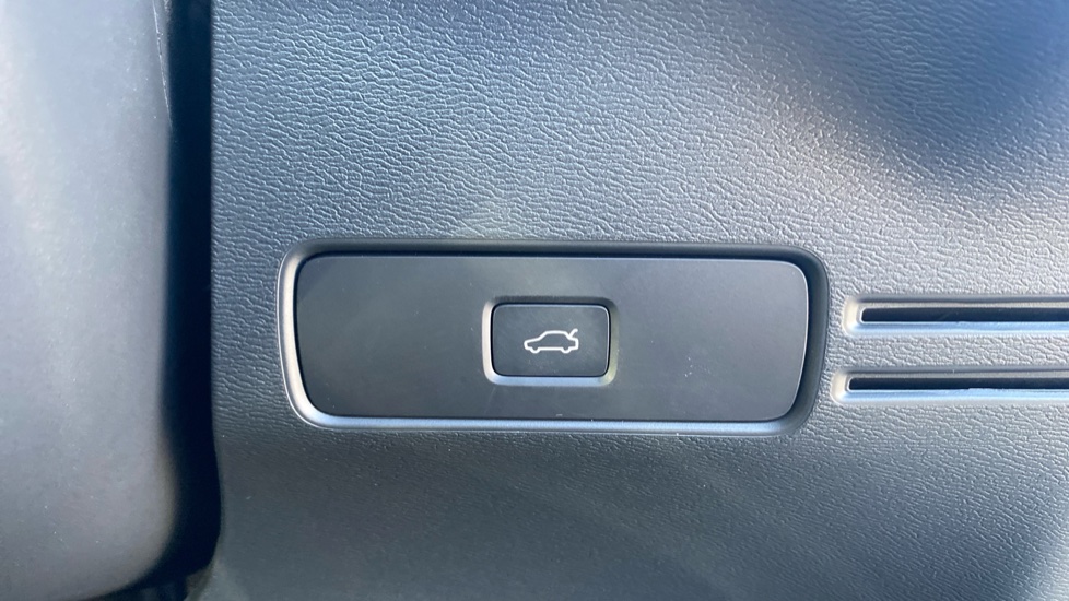 Volvo XC40 2.0 B4P Plus Dark 5dr Auto Petrol Estate - Image 34