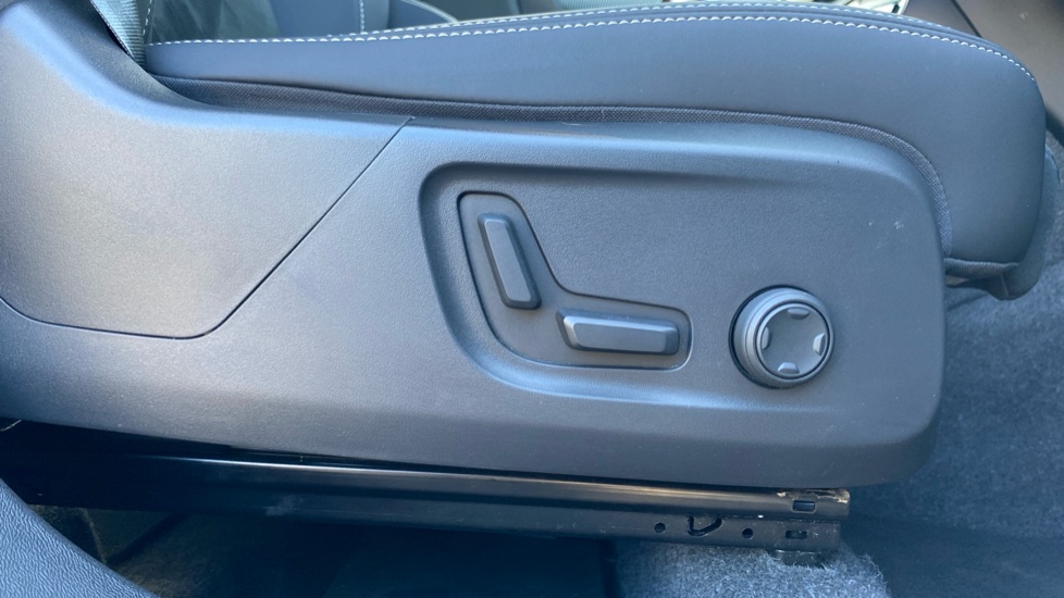 Volvo XC40 2.0 B4P Plus Dark 5dr Auto Petrol Estate - Image 35