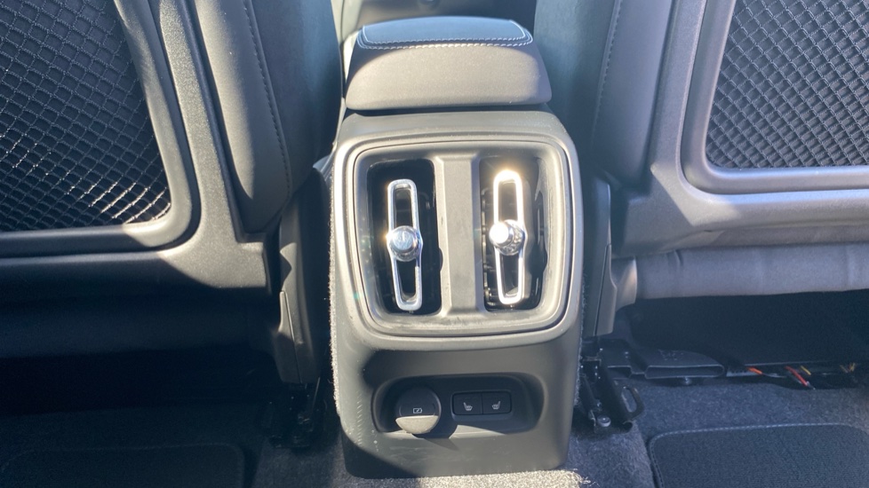 Volvo XC40 2.0 B4P Plus Dark 5dr Auto Petrol Estate - Image 37