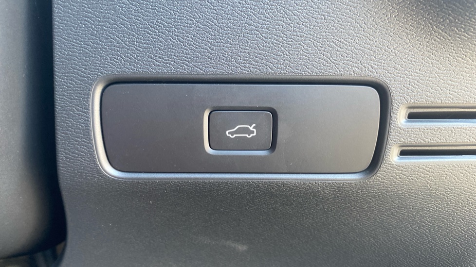 Volvo XC40 2.0 B4P Plus Dark 5dr Auto Petrol Estate - Image 34