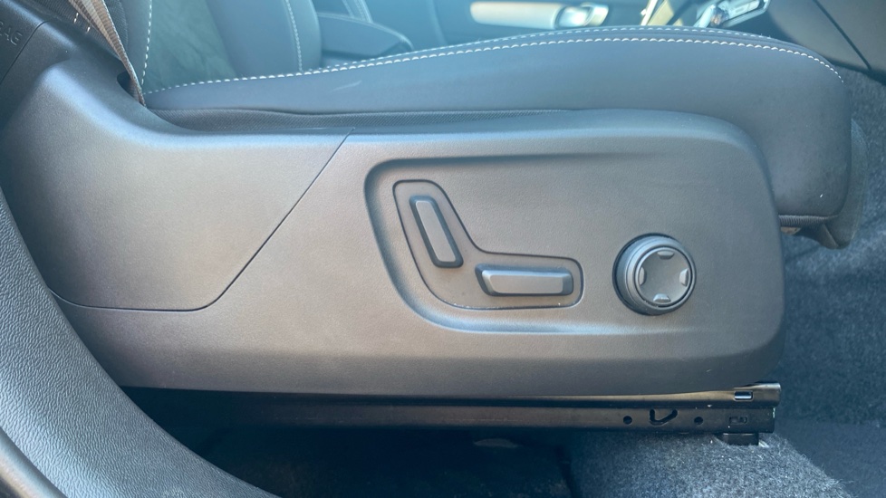 Volvo XC40 2.0 B4P Plus Dark 5dr Auto Petrol Estate - Image 35