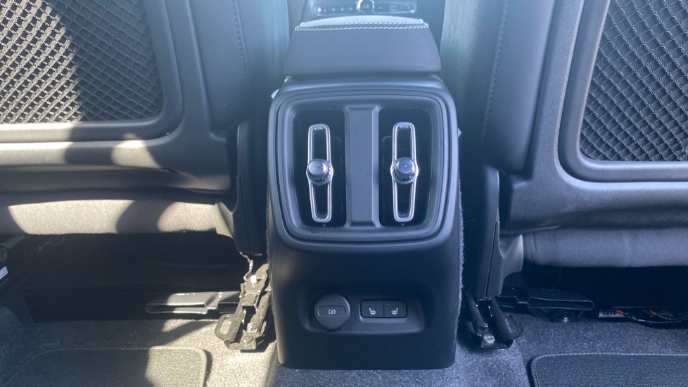 Volvo XC40 2.0 B4P Plus Dark 5dr Auto Petrol Estate - Image 37