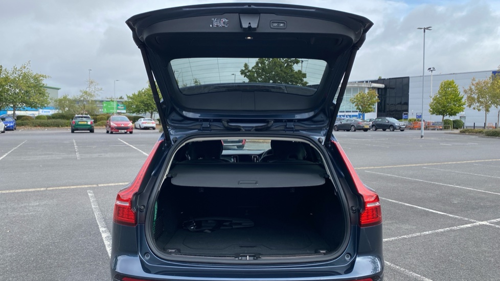 Volvo V60 2.0 B4P Plus Dark 5dr Auto [7 speed] Petrol Estate - Image 14