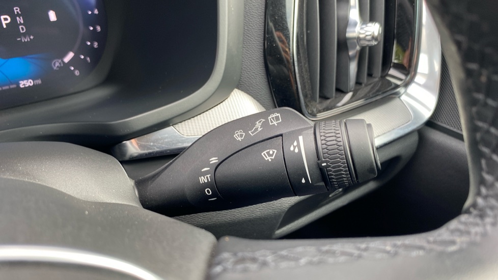 Volvo V60 2.0 B4P Plus Dark 5dr Auto [7 speed] Petrol Estate - Image 29