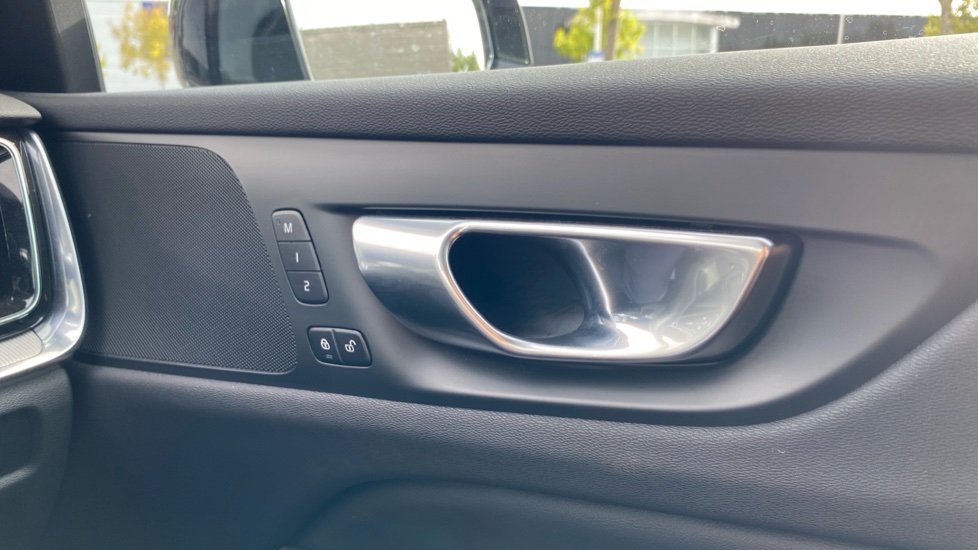 Volvo V60 2.0 B4P Plus Dark 5dr Auto [7 speed] Petrol Estate - Image 31