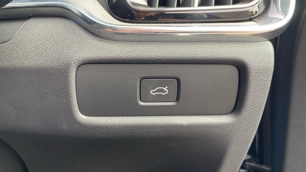 Volvo V60 2.0 B4P Plus Dark 5dr Auto [7 speed] Petrol Estate - Image 34