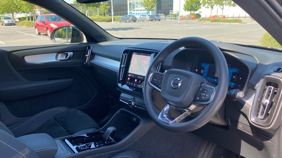Volvo XC40 2.0 B4P Plus Dark 5dr Auto Petrol Estate - Image 4