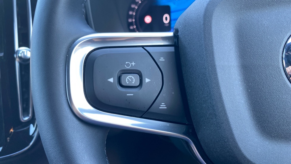 Volvo XC40 2.0 B4P Plus Dark 5dr Auto Petrol Estate - Image 28