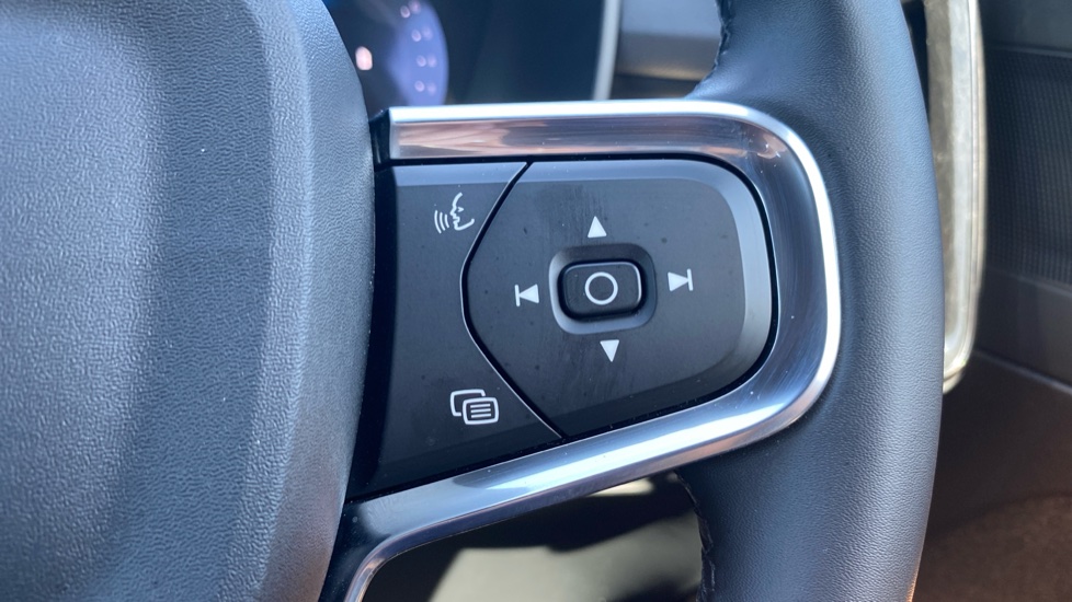 Volvo XC40 2.0 B4P Plus Dark 5dr Auto Petrol Estate - Image 29