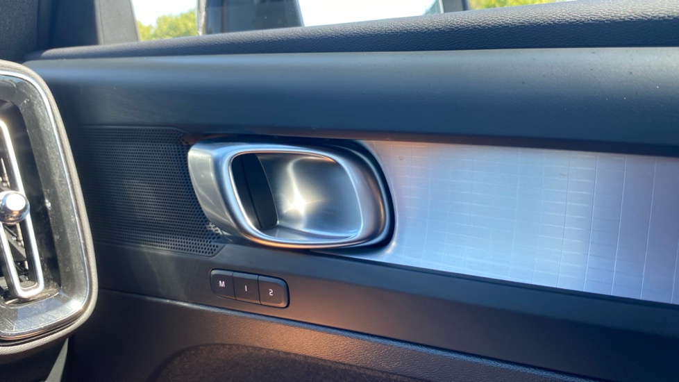 Volvo XC40 2.0 B4P Plus Dark 5dr Auto Petrol Estate - Image 32