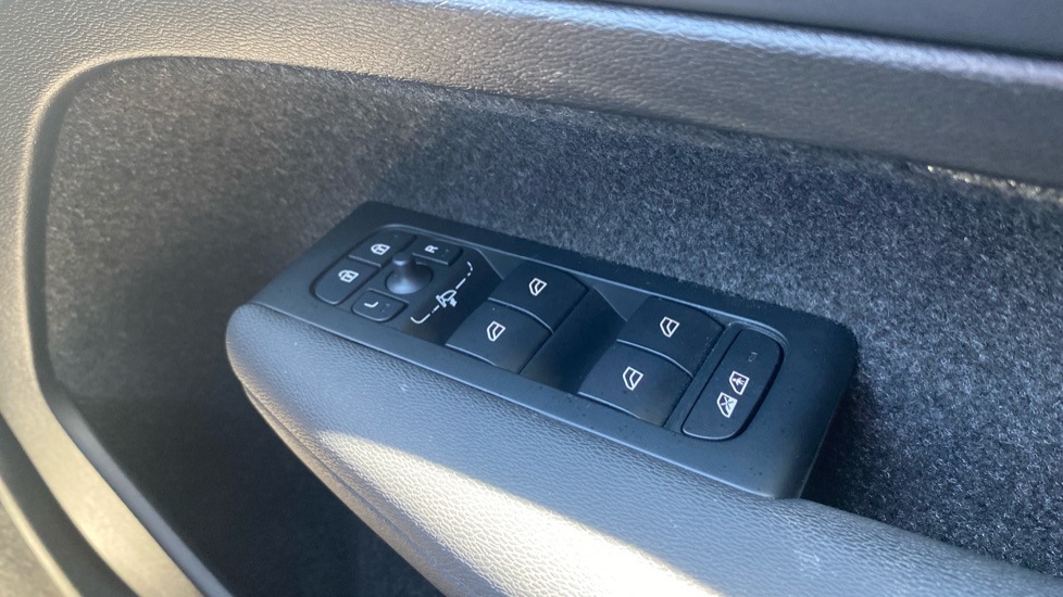 Volvo XC40 2.0 B4P Plus Dark 5dr Auto Petrol Estate - Image 33