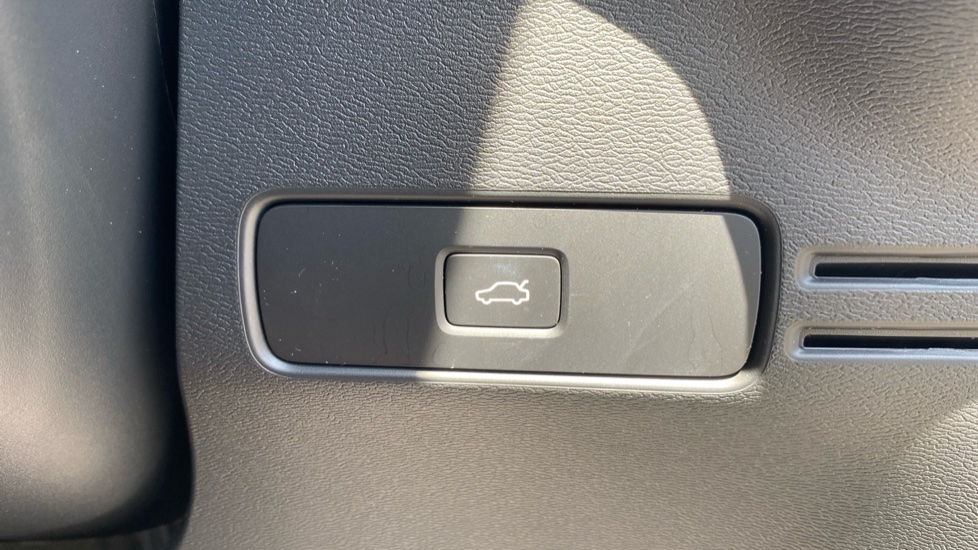 Volvo XC40 2.0 B4P Plus Dark 5dr Auto Petrol Estate - Image 34