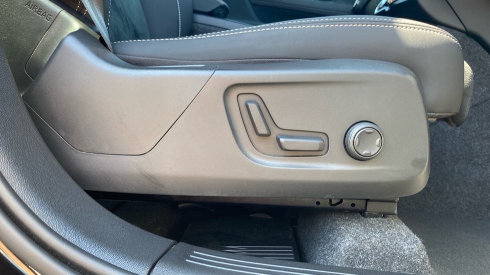 Volvo XC40 2.0 B4P Plus Dark 5dr Auto Petrol Estate - Image 35
