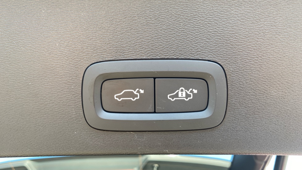 Volvo XC40 2.0 B4P Plus Dark 5dr Auto Petrol Estate - Image 41