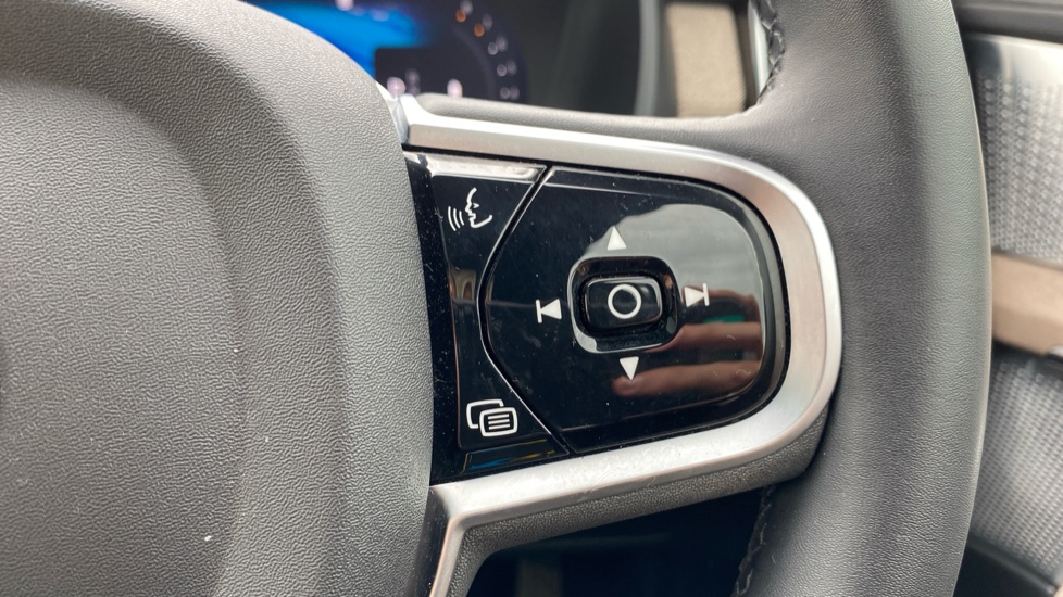 Volvo XC90 2.0 B5P Ultra Dark 5dr AWD Geartronic Petrol Estate - Image 32