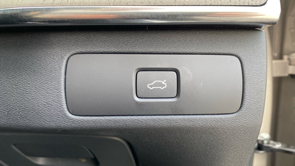 Volvo XC90 2.0 B5P Ultra Dark 5dr AWD Geartronic Petrol Estate - Image 37