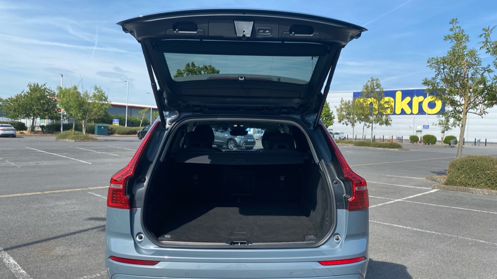 Volvo XC60 2.0 T8 [455] RC PHEV Ultimate Dark 5dr AWD Gtron Estate - Image 14