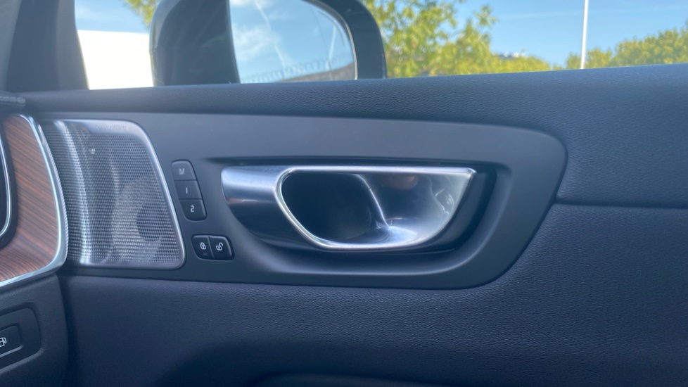 Volvo XC60 2.0 T8 [455] RC PHEV Ultimate Dark 5dr AWD Gtron Estate - Image 35