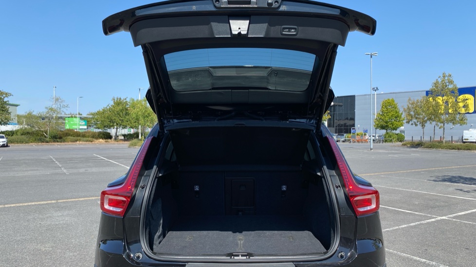Volvo XC40 2.0 B4P Plus Dark 5dr Auto Petrol Estate - Image 14