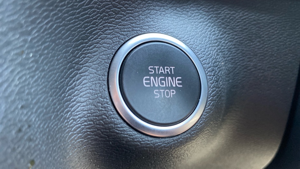 Volvo XC40 2.0 B4P Plus Dark 5dr Auto Petrol Estate - Image 26