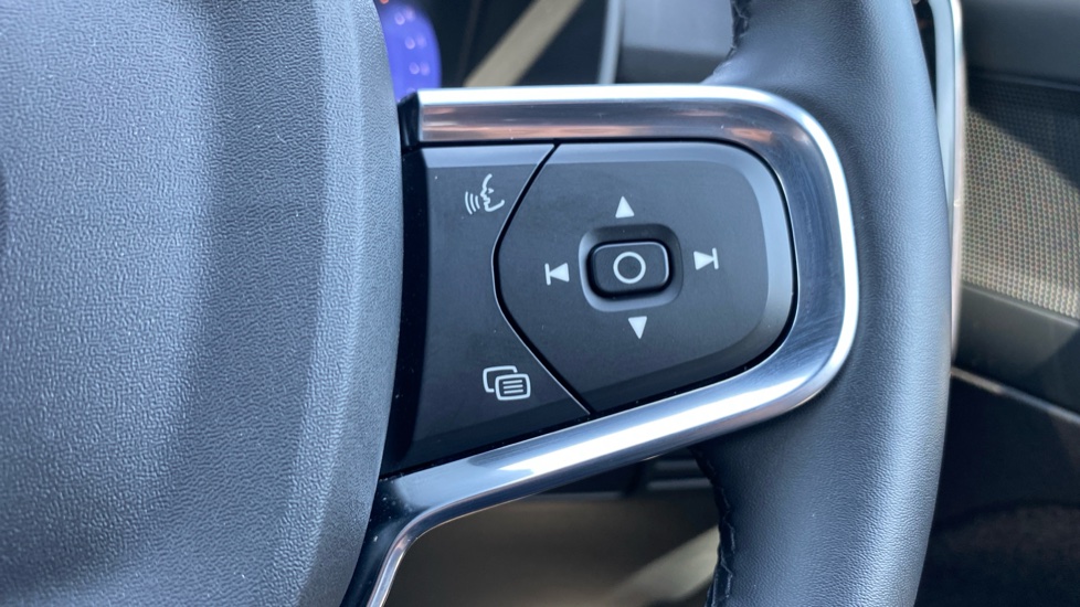 Volvo XC40 2.0 B4P Plus Dark 5dr Auto Petrol Estate - Image 30
