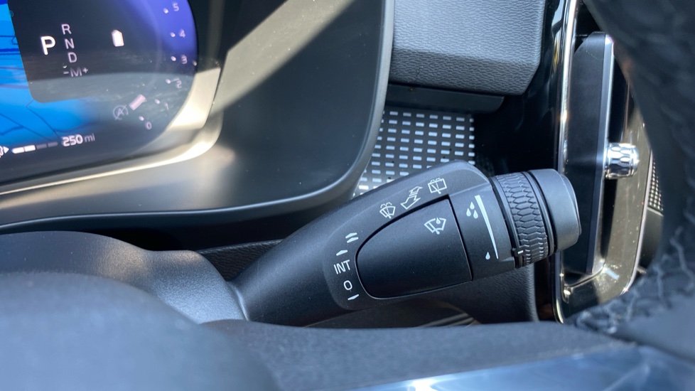 Volvo XC40 2.0 B4P Plus Dark 5dr Auto Petrol Estate - Image 31
