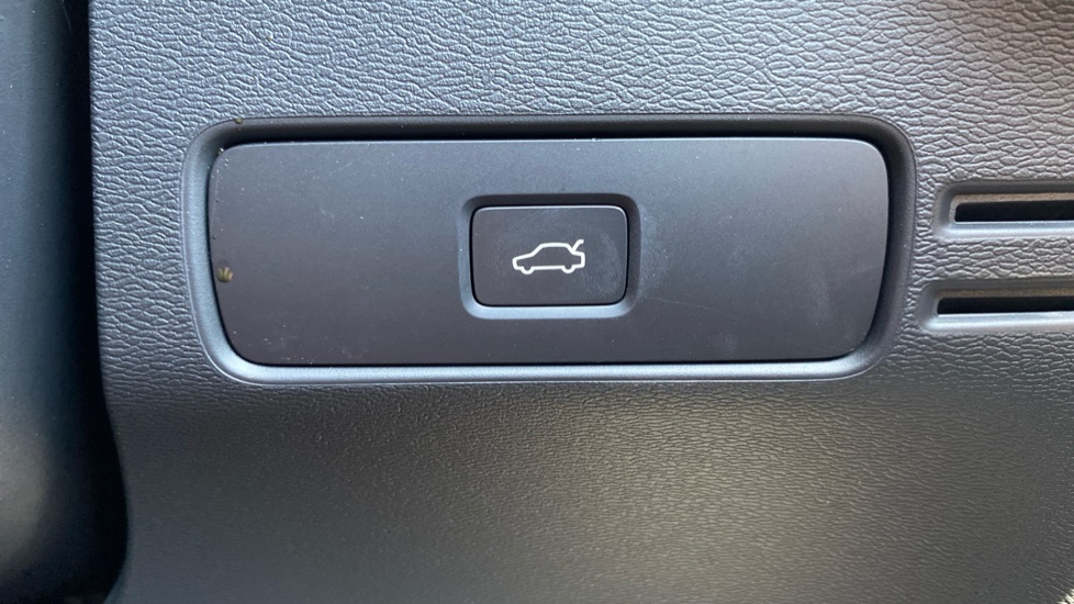 Volvo XC40 2.0 B4P Plus Dark 5dr Auto Petrol Estate - Image 35