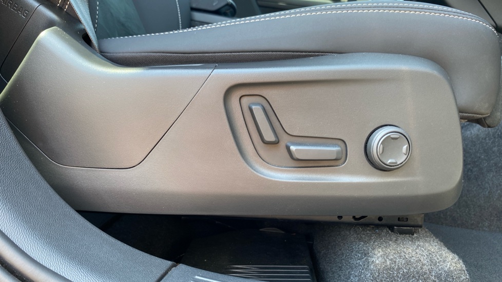 Volvo XC40 2.0 B4P Plus Dark 5dr Auto Petrol Estate - Image 36
