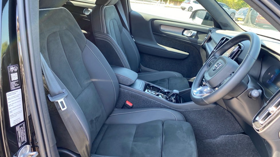 Volvo XC40 2.0 B4P Plus Dark 5dr Auto Petrol Estate - Image 37