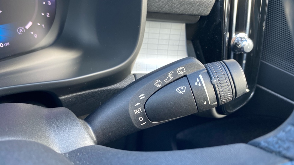 Volvo XC40 2.0 B3P Plus Dark 5dr Auto Petrol Estate - Image 32