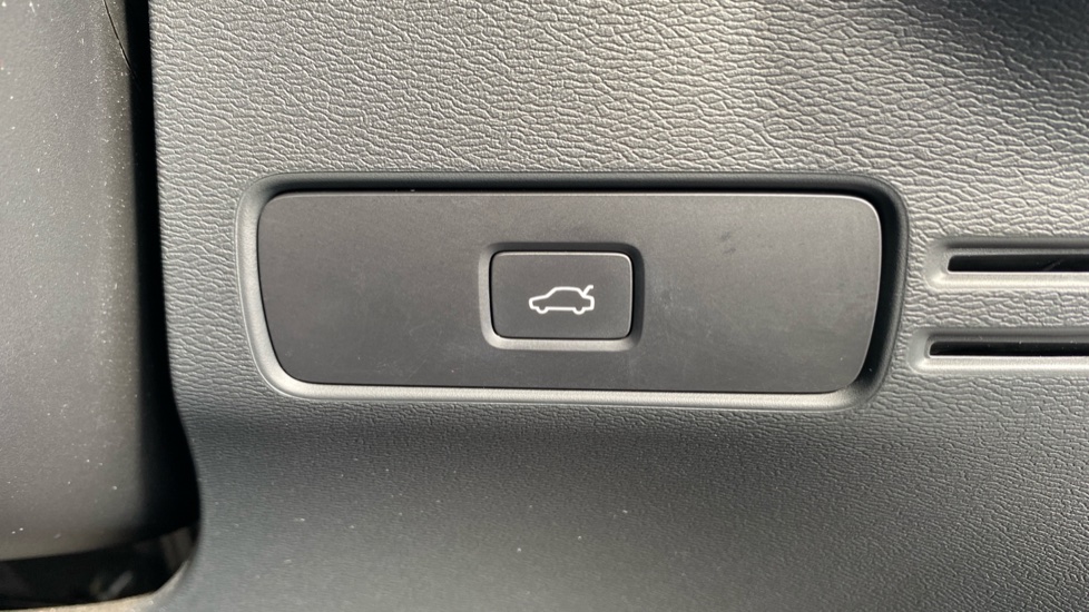 Volvo XC40 2.0 B3P Plus Dark 5dr Auto Petrol Estate - Image 36