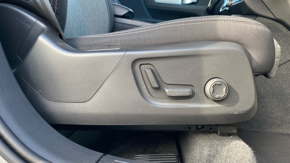 Volvo XC40 2.0 B3P Plus Dark 5dr Auto Petrol Estate - Image 37