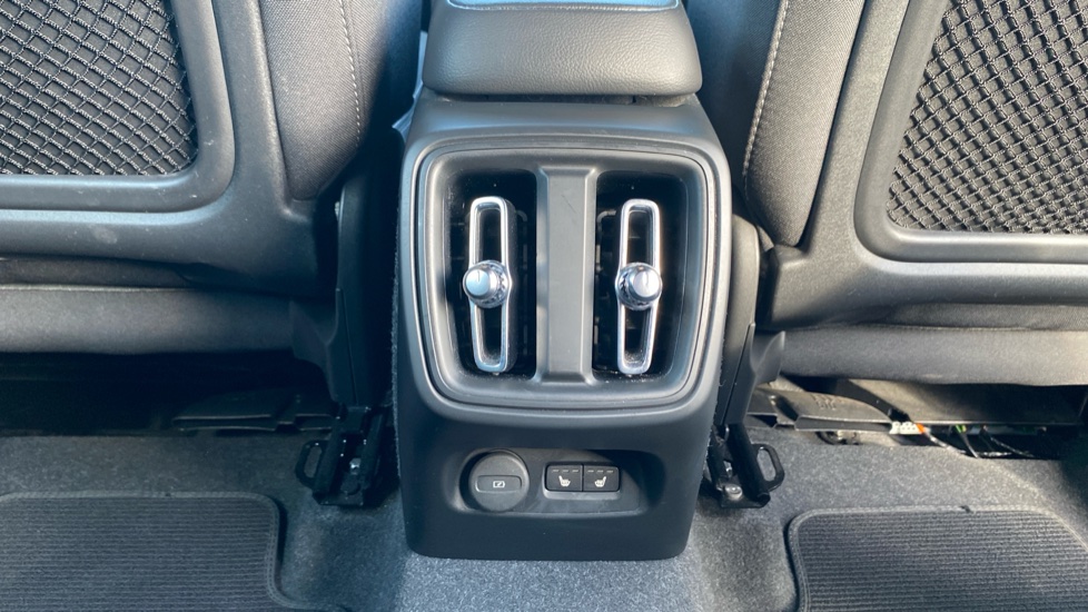 Volvo XC40 2.0 B3P Plus Dark 5dr Auto Petrol Estate - Image 39