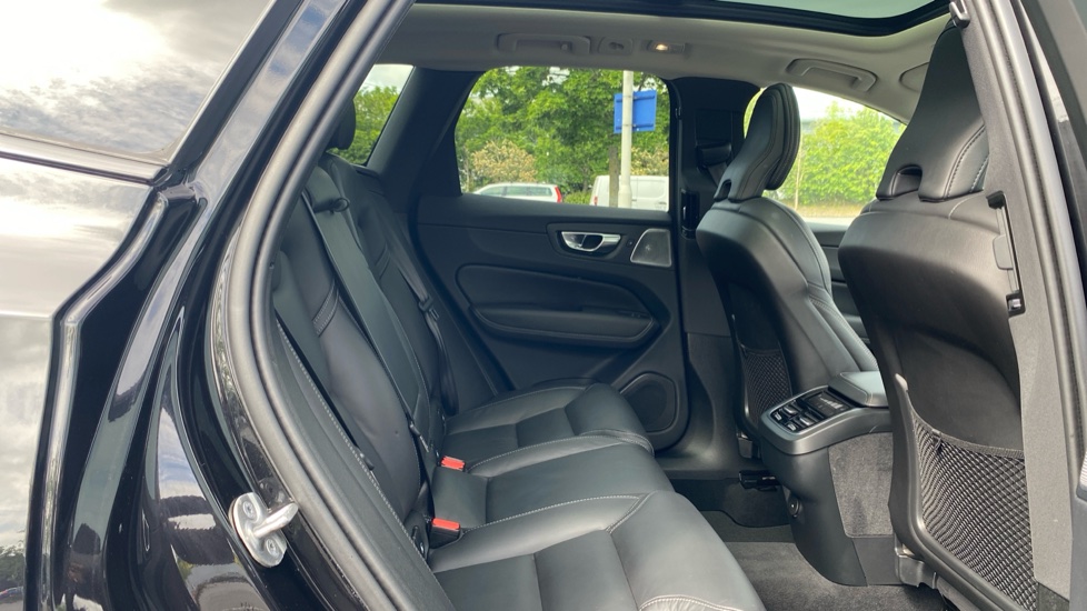 Volvo XC60 2.0 B5P Ultra Dark 5dr AWD Geartronic Petrol Estate - Image 6