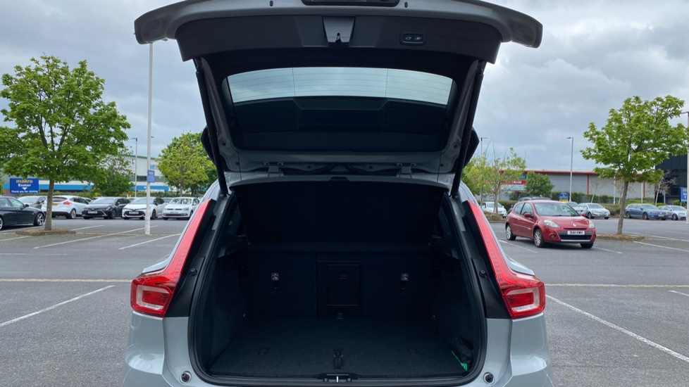 Volvo XC40 2.0 B3P Ultra Dark 5dr Auto Petrol Estate - Image 14