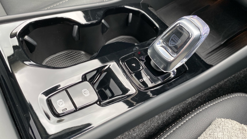 Volvo XC40 2.0 B3P Ultra Dark 5dr Auto Petrol Estate - Image 27