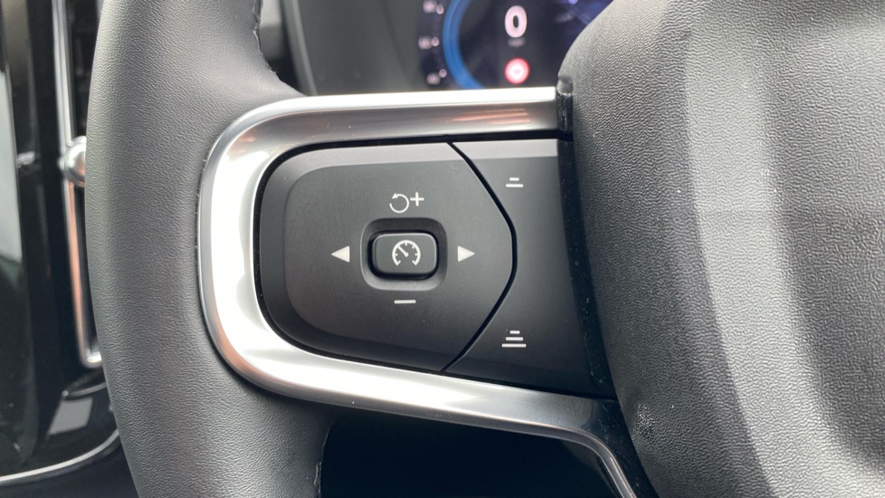 Volvo XC40 2.0 B3P Ultra Dark 5dr Auto Petrol Estate - Image 31