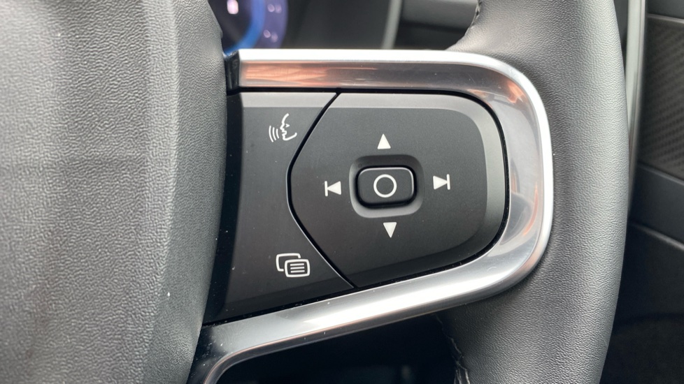 Volvo XC40 2.0 B3P Ultra Dark 5dr Auto Petrol Estate - Image 32