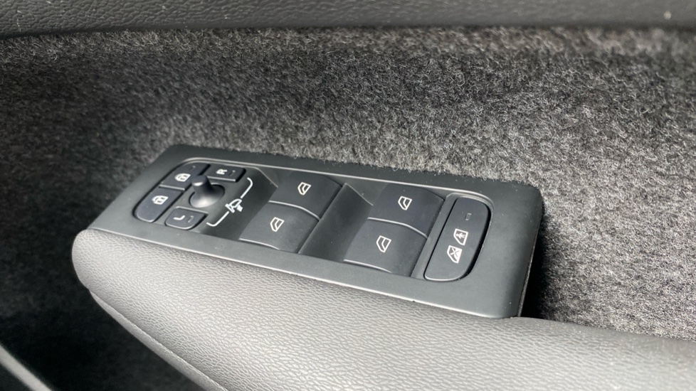 Volvo XC40 2.0 B3P Ultra Dark 5dr Auto Petrol Estate - Image 36