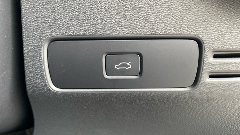 Volvo XC40 2.0 B3P Ultra Dark 5dr Auto Petrol Estate - Image 37