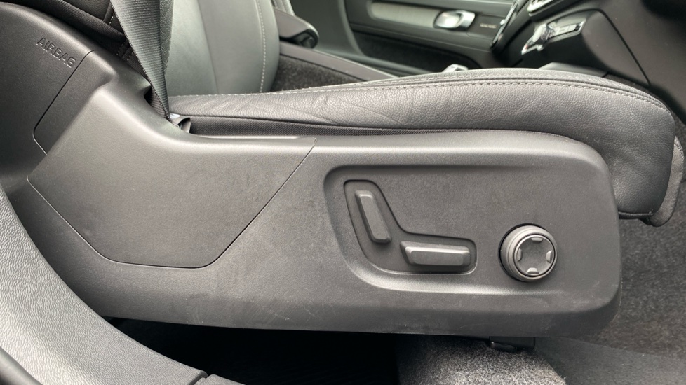Volvo XC40 2.0 B3P Ultra Dark 5dr Auto Petrol Estate - Image 38