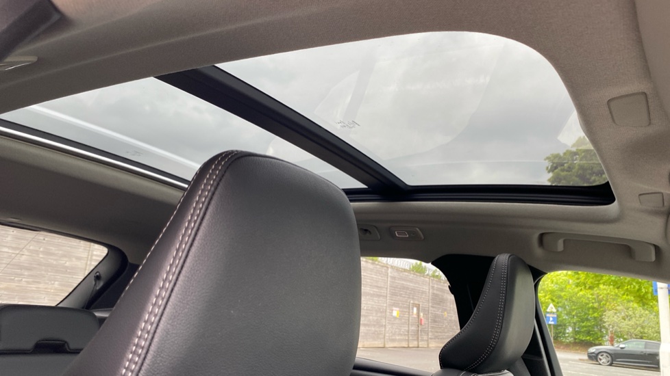 Volvo XC40 2.0 B3P Ultra Dark 5dr Auto Petrol Estate - Image 39