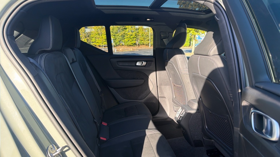 Volvo XC40 2.0 B4P Ultimate Dark 5dr Auto Petrol Estate - Image 7